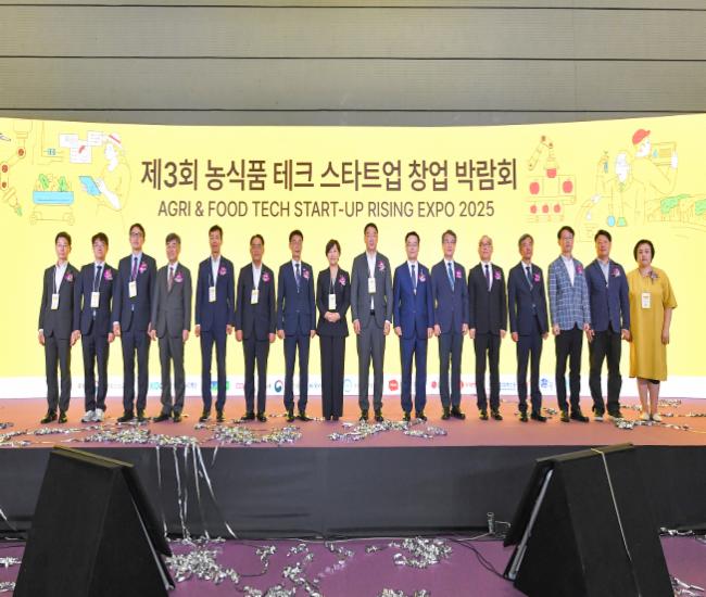 AFPRO 2025에 개막식에 참석한 정기환 회장(오른쪽에서 네 번째)_출처 코엑스