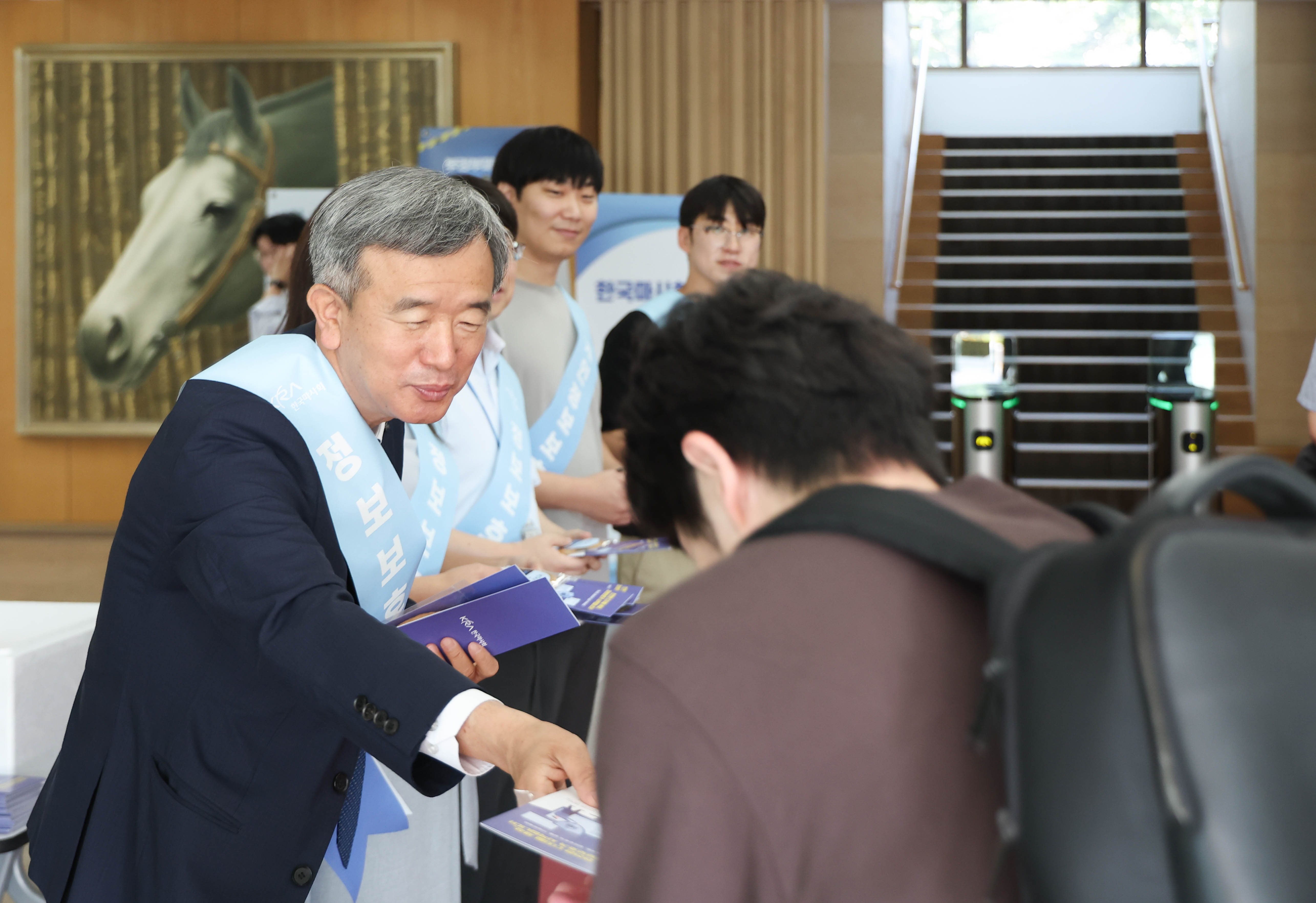 “정보보호는 선택이 아닌 의무”... 정기환 회장, 전사 보안 실천 이끈다