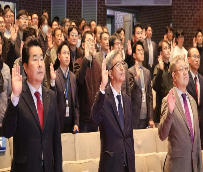 윤리청렴경영 서약하는 모습(왼쪽부터 방세권 부회장, 정기환 회장, 윤병현 상임감사위원)