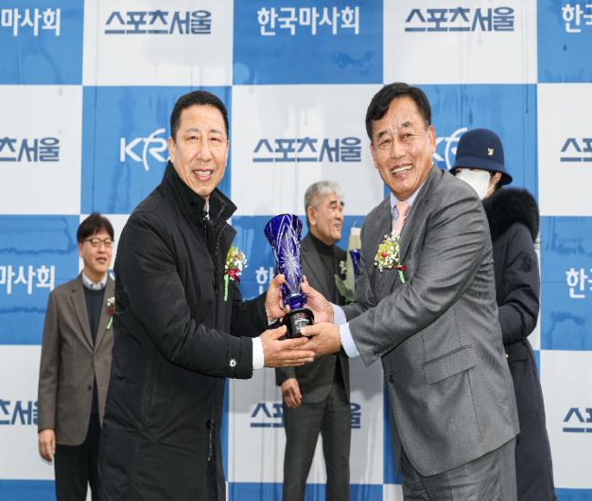 '24년 스포츠서울배 시상식 장면 (좌측 문병기조교사)