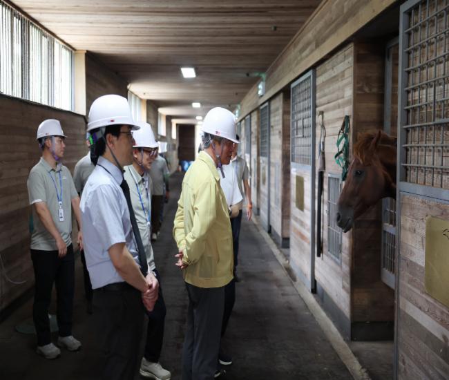 제주목장 안전관리 현장점검 중인 정기환 회장 제주목장 안전관리 현장점검 중인 정기환 회장