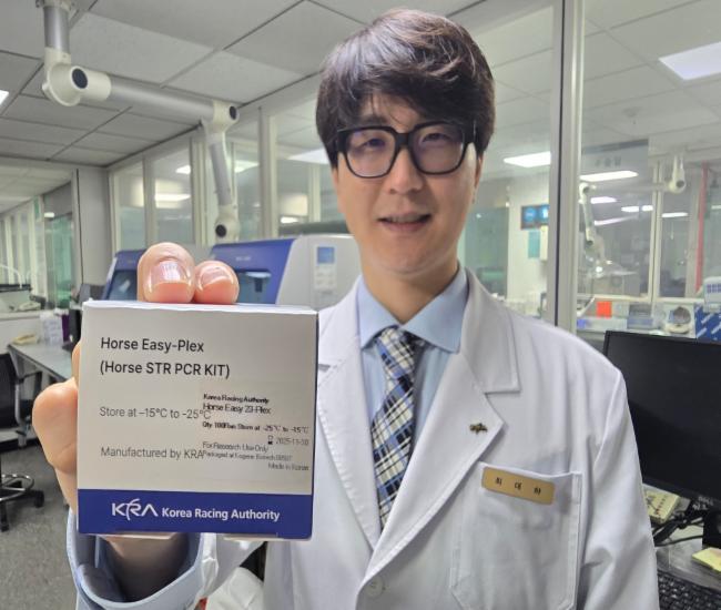 한국마사회 자체개발 유전자 검사 시약(Horse Easy-PlexⓇ)을 들고 있는 발명자 최대하 과장