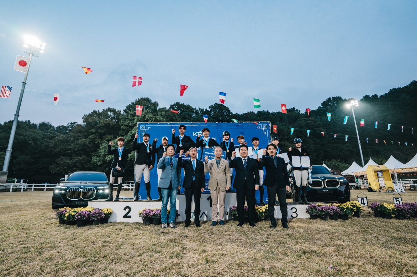 한국마사회장배 승마대회 시상식 단체사진 한국마사회장배 승마대회 시상식 단체사진