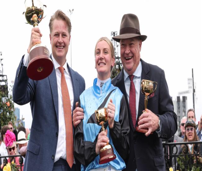 좌측부터 조교사 Tony, 우승기수 Jamie Melham, 조교사 Calvin McEvoy 좌측부터 조교사 Tony, 우승기수 Jamie Melham, 조교사 Calvin McEvoy