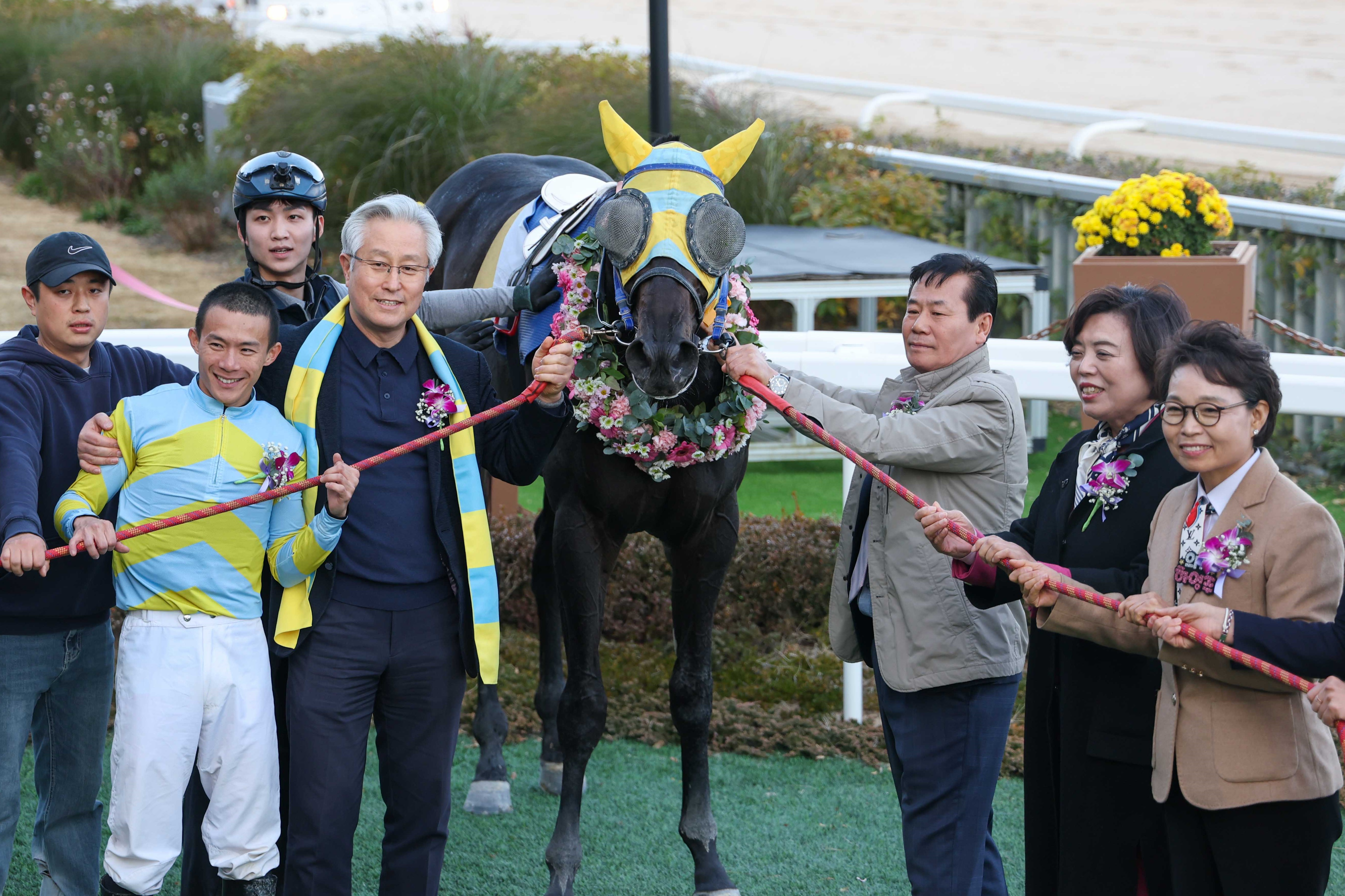  좌측부터 씨씨웡 기수 우태율 마주 우승마그대만있다면 최용건 조교사 신계용 과천시장 하영주 의원