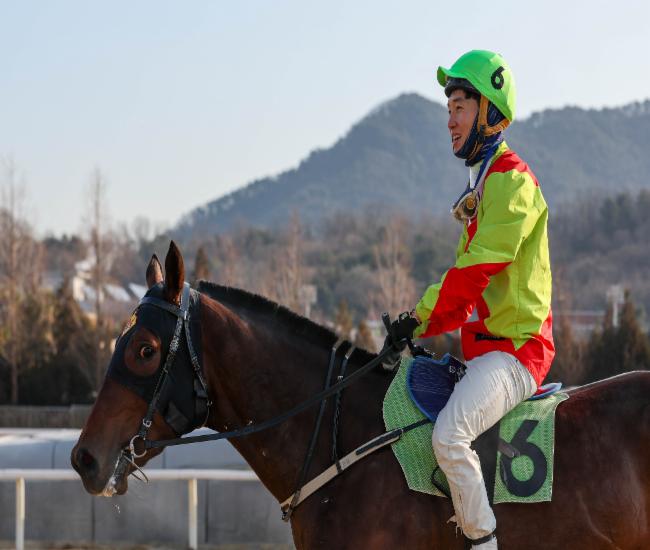 서프라이즈와 정정희 기수 우승 직후 모습