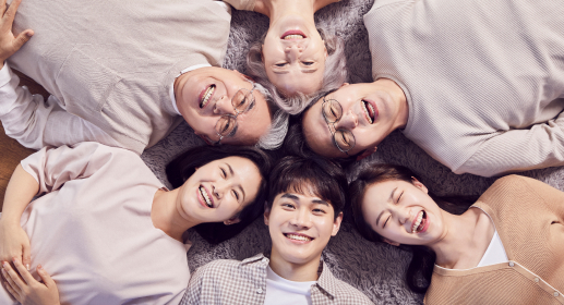6명의 청년과 노인이 누워있는 사진